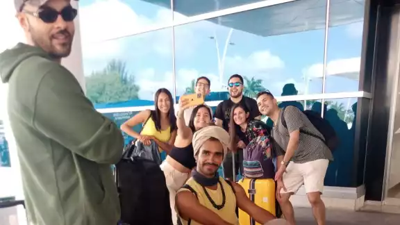 La producción es de una compañía norteamericana y el motivo de su retorno a Yucatán fue para repetir varias escenas La producción es de una compañía norteamericana y el motivo de su retorno a Yucatán fue para repetir varias escenas