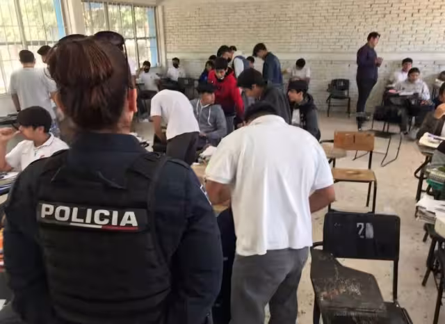 Elementos de seguridad y tutores participan en las revisiones dentro de los CBTIS