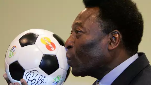 Pelé considerado el mejor futbolista de todos los tiempos murió a los 82 años en Brasil Pelé considerado el mejor futbolista de todos los tiempos murió a los 82 años en Brasil