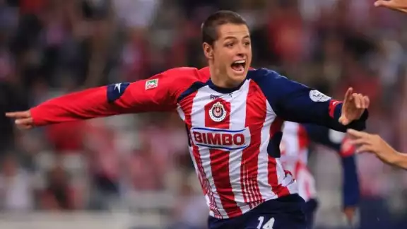 Chicharito habría recibido una buena propuesta por parte de las Chivas para regresar a la Liga MX 14 años después de su partida Chicharito habría recibido una buena propuesta por parte de las Chivas para regresar a la Liga MX 14 años después de su partida