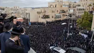 Miles de ultraortodoxos israelíes fueron al funeral del rabino.
