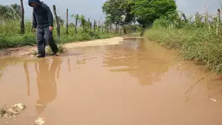 La vía hacia El Cerrito y San Luis siempre se encharca y difi culta el paso de los pobladores