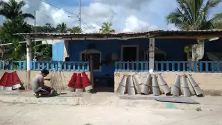 Luis Armando transmite sus conocimiento a su hijo