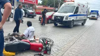 Conductor de van turística se pasa la luz roja y arrolla a motociclista en avenida Uxmal, Quintana Roo