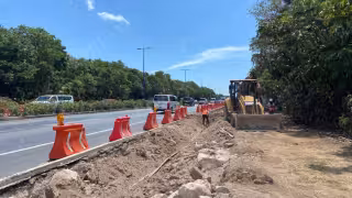 “Parece zona en desastre”: Obras en accesos del aeropuerto de Cancún generan tráfico, riesgos y quejas de viajeros