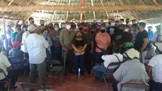 Los ejidatarios levantaron la mano para denotar su voto aprobatorio