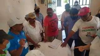 Con un plano del Inegi los campesinos se señalan como propietarios de la parcela