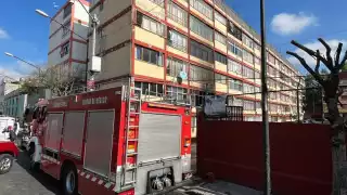 El incendio generado presuntamente por un cortocircuito fue controlado por bomberos de la CDMX en la Alcaldía Cuauhtémoc