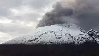 Volcán Popocatépetl amanece nevado (@PCPueblaCapital)