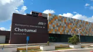 Paramédicos acudieron hacia el Aeropuerto Internacional de Chetumal para verificar el estado de salud de la pasajera, reportada como grave