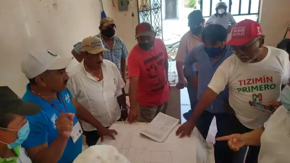 Con un plano del Inegi los campesinos se señalan como propietarios de la parcela Con un plano del Inegi los campesinos se señalan como propietarios de la parcela