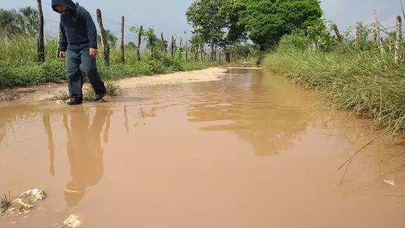La vía hacia El Cerrito y San Luis siempre se encharca y difi culta el paso de los pobladores La vía hacia El Cerrito y San Luis siempre se encharca y difi culta el paso de los pobladores