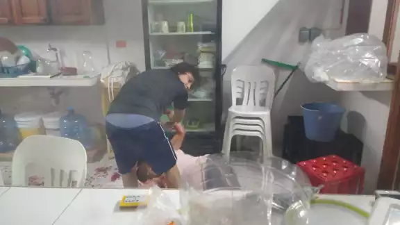 La mujer se encontraba tirada en el piso gravemente herida