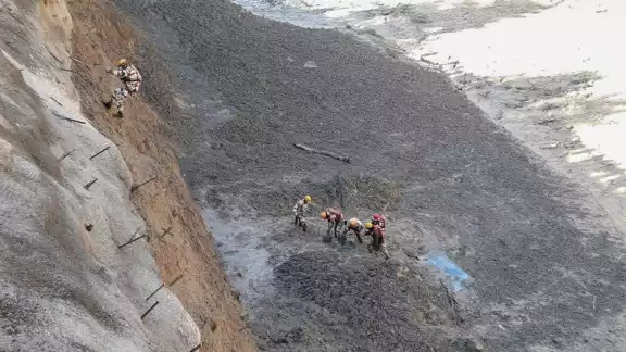La ruptura del glaciar causó la desaparición de 150 personas La ruptura del glaciar causó la desaparición de 150 personas