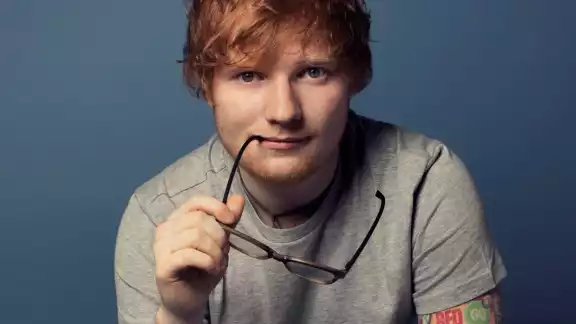 De acuerdo con Warner Music, fue el mismo Ed Sheeran quien coescribió y coprodujo la canción De acuerdo con Warner Music, fue el mismo Ed Sheeran quien coescribió y coprodujo la canción