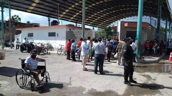La entrega de apoyos se realizó en la cancha "La Valencia".