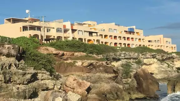 La balsa fue hallada con sus tripulantes a las orillas de la playa que colinda con el condominio Isla 33 La balsa fue hallada con sus tripulantes a las orillas de la playa que colinda con el condominio Isla 33
