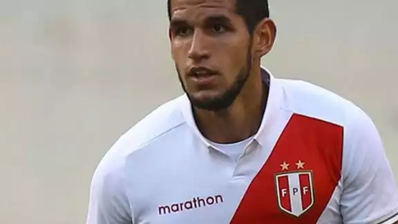El defensa peruano jugó para el Granada de España. Foto: Especial