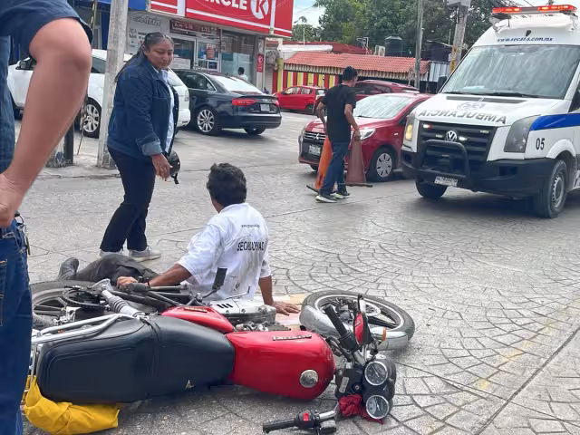 Conductor de van turística se pasa la luz roja y arrolla a motociclista en avenida Uxmal, Quintana Roo
