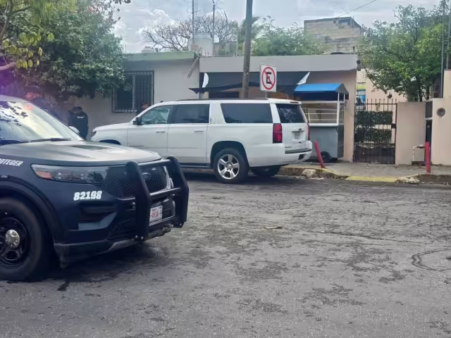 La camioneta fue detenida y elementos policiacos llegaron al lugar de los hechos.