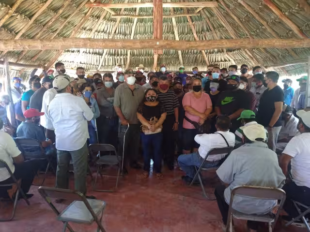 Los ejidatarios levantaron la mano para denotar su voto aprobatorio