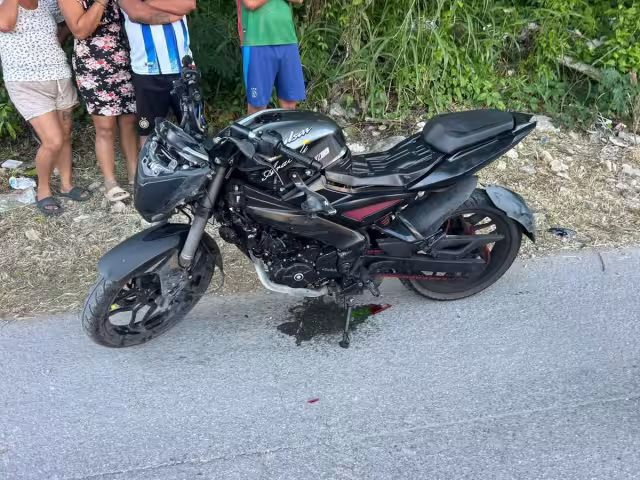 La mujer no sufrió lesiones graves solo leves golpes al desplomarse de la moto y caer sobre el asfalto
