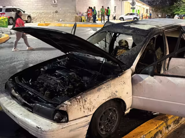 Los ocupantes lograron salir ilesos y fueron asistidos por bomberos y policías