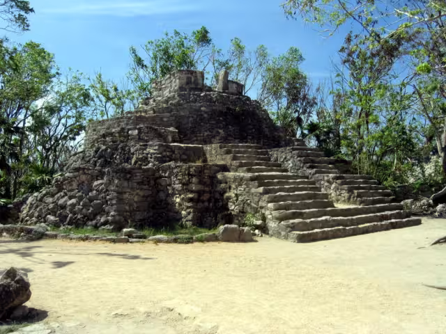 Los vestigios mayas de Xcaret fueron en su tiempo un asentamiento de pescadores y agricultores, además de que la zona fue un puerto comercial, según el INAH