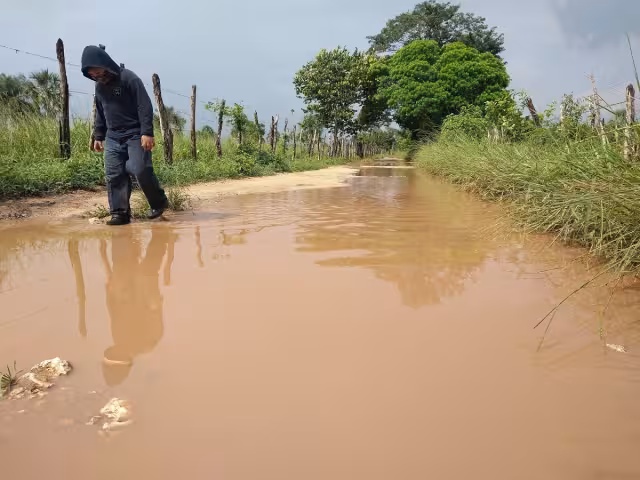 La vía hacia El Cerrito y San Luis siempre se encharca y difi culta el paso de los pobladores