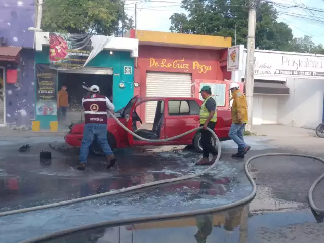 Un vehículo Volkswagen Jetta rojo se incendió la mañana de este lunes en la colonia Laureles de Champotón.