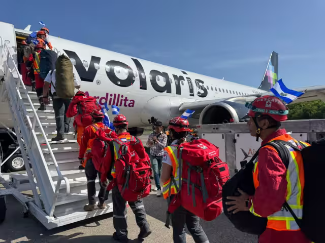 Elementos de rescate abordaron la aeronave que los trasladaría a Venezuela.