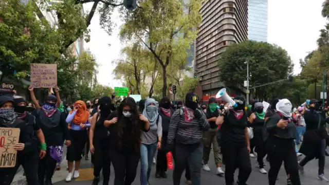 Se enfrentan mujeres y policías en marcha contra machismo en CdMx (@abismada_)