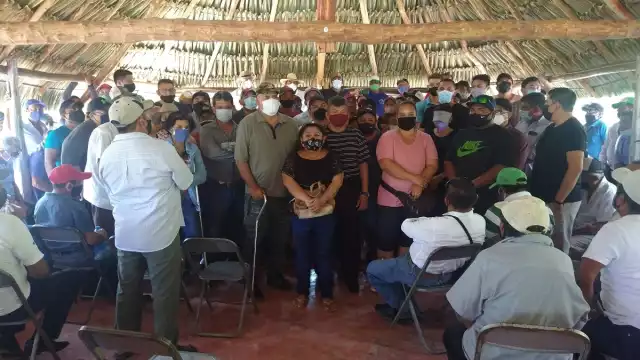 Los ejidatarios levantaron la mano para denotar su voto aprobatorio