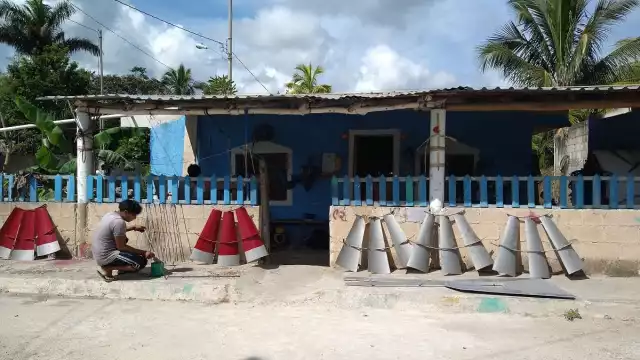 Luis Armando transmite sus conocimiento a su hijo