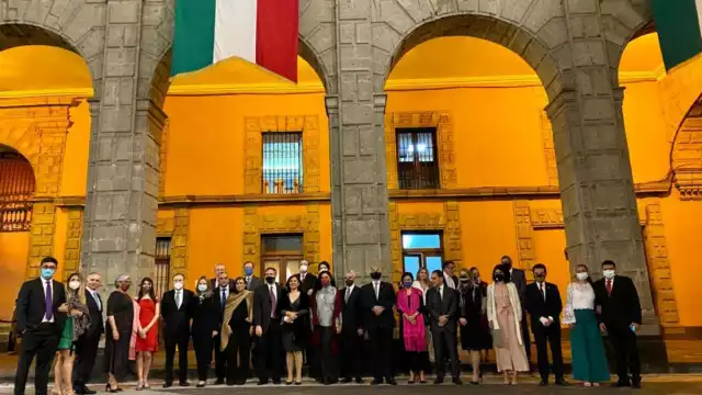 Invitados de AMLO al Grito en Palacio Nacional (@LuisaAlcalde)