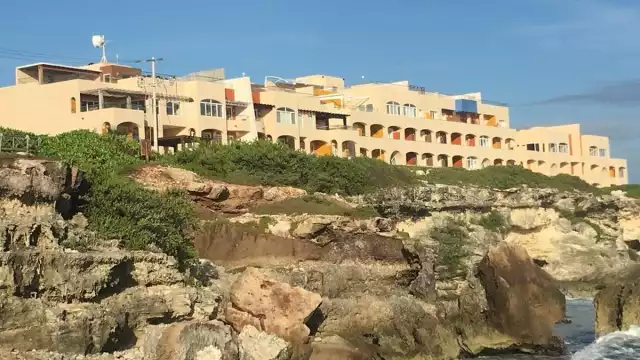 La balsa fue hallada con sus tripulantes a las orillas de la playa que colinda con el condominio Isla 33