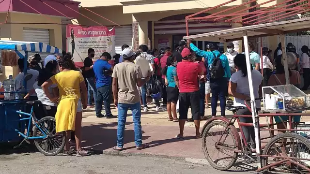 Desde un día antes los habitantes apartaron su lugar en la fila