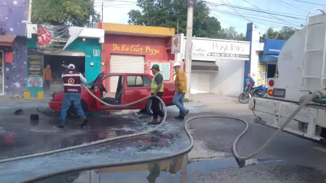 Un vehículo Volkswagen Jetta rojo se incendió la mañana de este lunes en la colonia Laureles de Champotón.