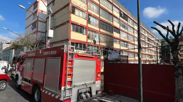El incendio generado presuntamente por un cortocircuito fue controlado por bomberos de la CDMX en la Alcaldía Cuauhtémoc