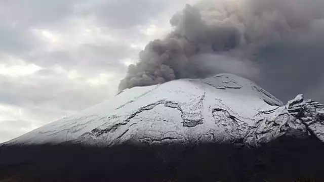 Volcán Popocatépetl amanece nevado (@PCPueblaCapital)