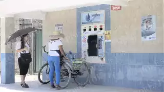 “Gastamos casi 3 mil pesos”: Por falta de agua, vecinos de  la SM 248  en Cancún deben comprar ocho garrafones al día