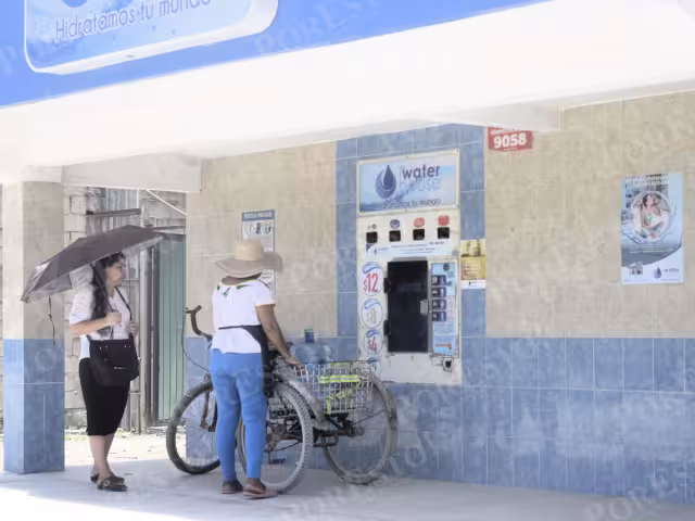 Vecinos pagan hasta 3 veces más por líquido embotellado que por el servicio que no reciben en sus casas