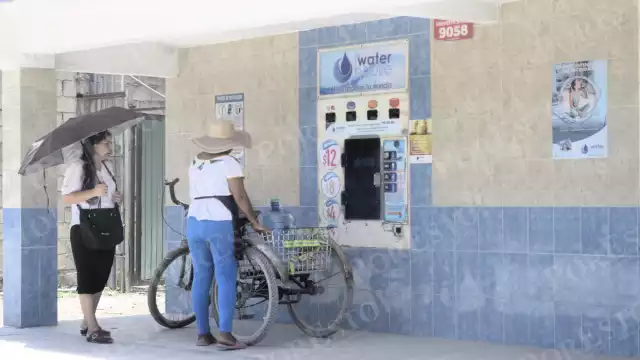 Vecinos pagan hasta 3 veces más por líquido embotellado que por el servicio que no reciben en sus casas