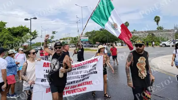 Los manifestantes buscan visibilizar la problemática que enfrentan comerciantes y prestadores de servicios turísticos Los manifestantes buscan visibilizar la problemática que enfrentan comerciantes y prestadores de servicios turísticos