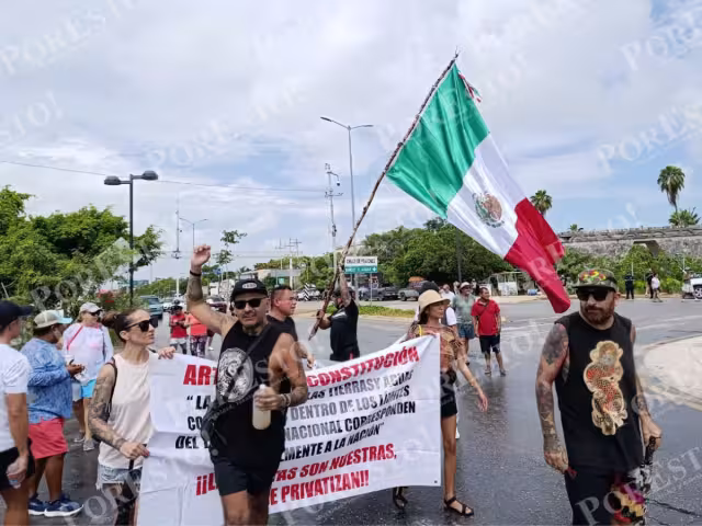 Los manifestantes buscan visibilizar la problemática que enfrentan comerciantes y prestadores de servicios turísticos