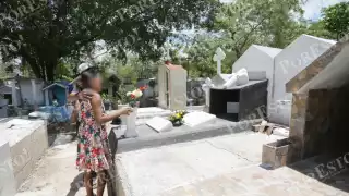 “No los olvidamos”: Entre velas y cempasúchil, familias de Cancún dedican ofrendas a fallecidos de forma trágica