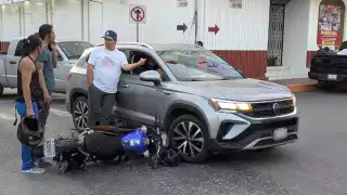Motociclista termina en un hospital al chocar contra una camioneta en Ciudad del Carmen