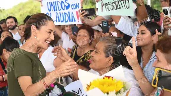 Ciudadanos llegaron con tiempo al Malecón Tajamar, para conseguir un sitio privilegiado y saludar a la Mandataria.