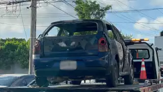 Incendio revela crimen: Encuentran el cuerpo calcinado de un hombre dentro de un vehículo en llamas en Cancún