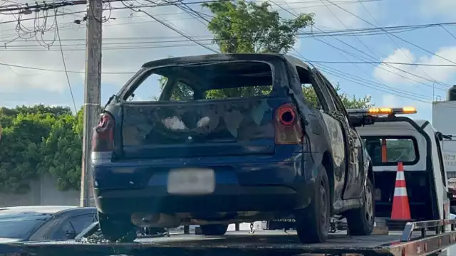 Un testigo informó que vio a un hombre conducir el vehículo, tras estacionarse y bajar, otros llegaron y juntos iniciaron el incendio antes de darse a la fuga